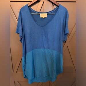 Two by Vince Camuto XL blue vneck top